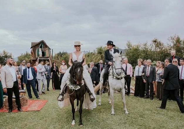 Arriving on horseback | Wink Events