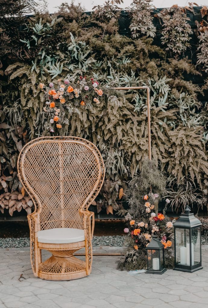 Decoración con silla de Mimbre para bodas | Wink Eventos