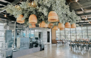 Salón de matrimonio con decoración en techo