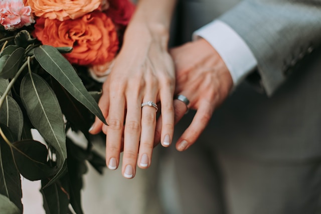 foto de las manos de una pareja de esposos con las argollas de matrimonio