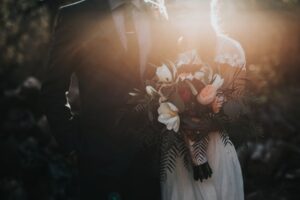 Pareja de esposos con una tenue luz que los ilumina