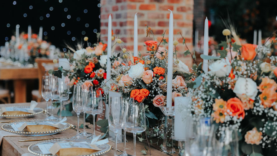 Salón de matrimonio decorado con un centro de mesa de flores de colores