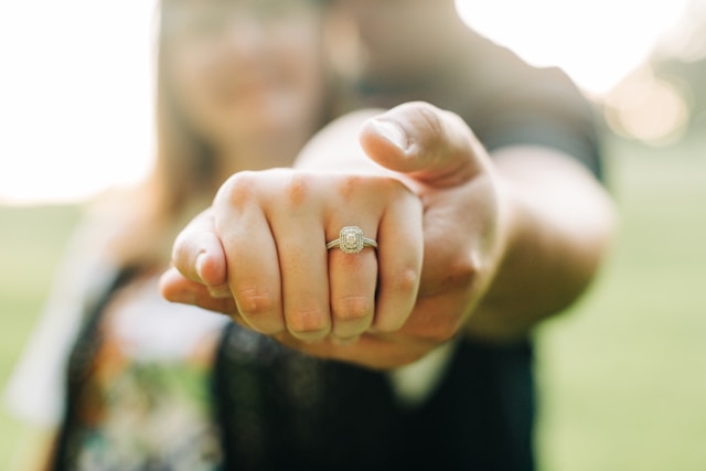 Una pareja mostrando su anillo de compromiso