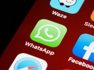 Pantalla de celular con el logotipo de Whatsapp