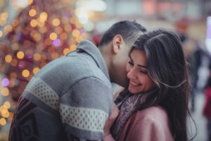 Pareja de enamorados, él le da un beso a ella