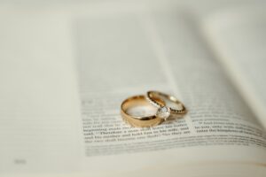 Foto de la biblia con las argollas de matrimonio para una boda cristiana