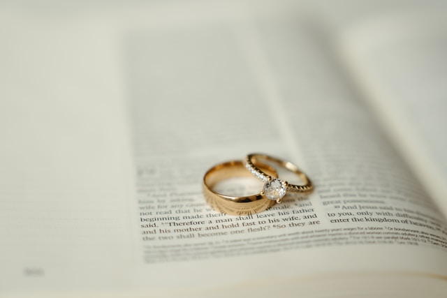 Foto de la biblia con las argollas de matrimonio para una boda cristiana