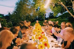 invitados comiendo en un brunch de matrimonio