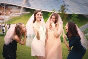 Amigas celebrando la despedida de soltera, posando sorprendidas y divertidas en la celebración.