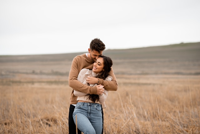 novio abrazando a su novia, una mujer atractiva