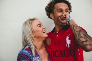 Pareja de novios sonriendo