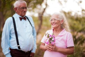 Esposos mayores renovando sus votos matrimoniales