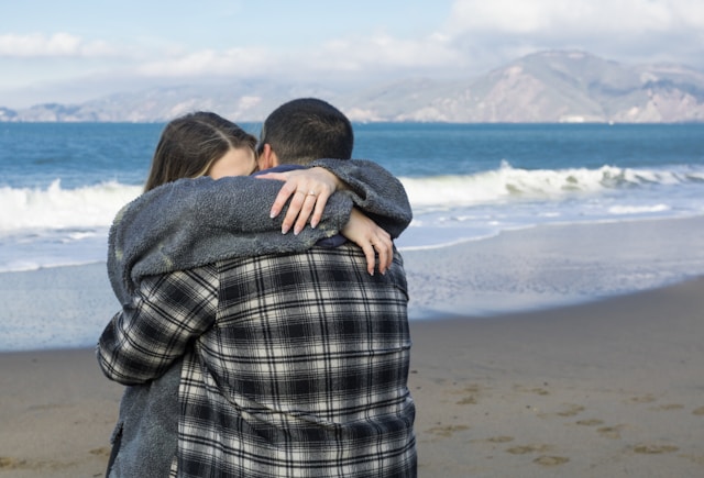 una pareja dándose un abrazo