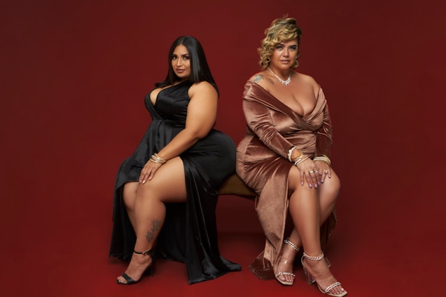 dos mujeres con curvas sentadas con vestidos de noche