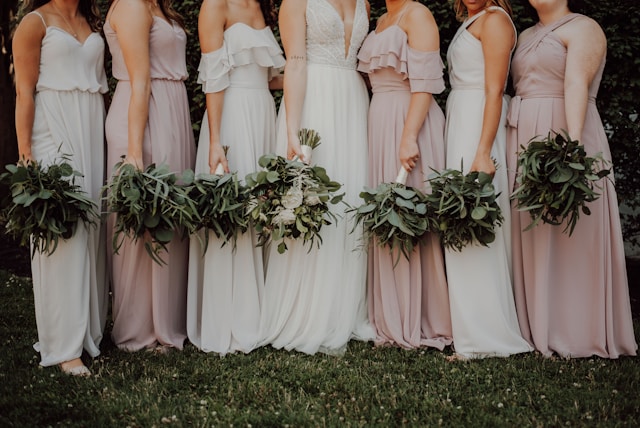 Damas de honor con sus lindos vestidos y con la novia