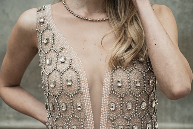 Vestido de noche con piedras elegantes